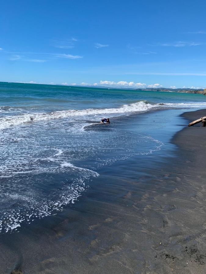Urenui Beach Bach Esterno foto
